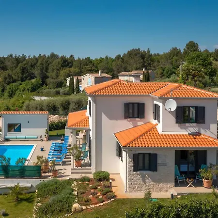 Beautiful B&u With Pool In Vrsar Fuskulin