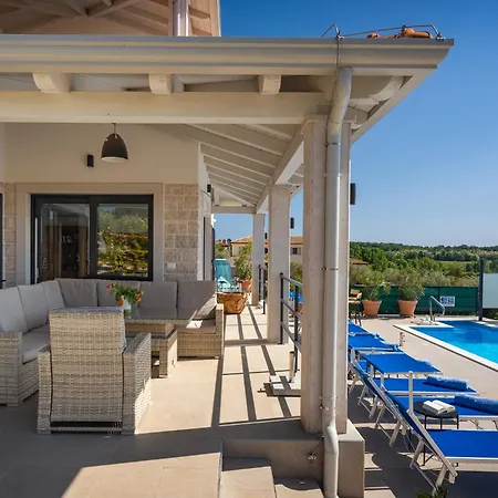 Beautiful B&u With Pool In Vrsar Villa Fuskulin